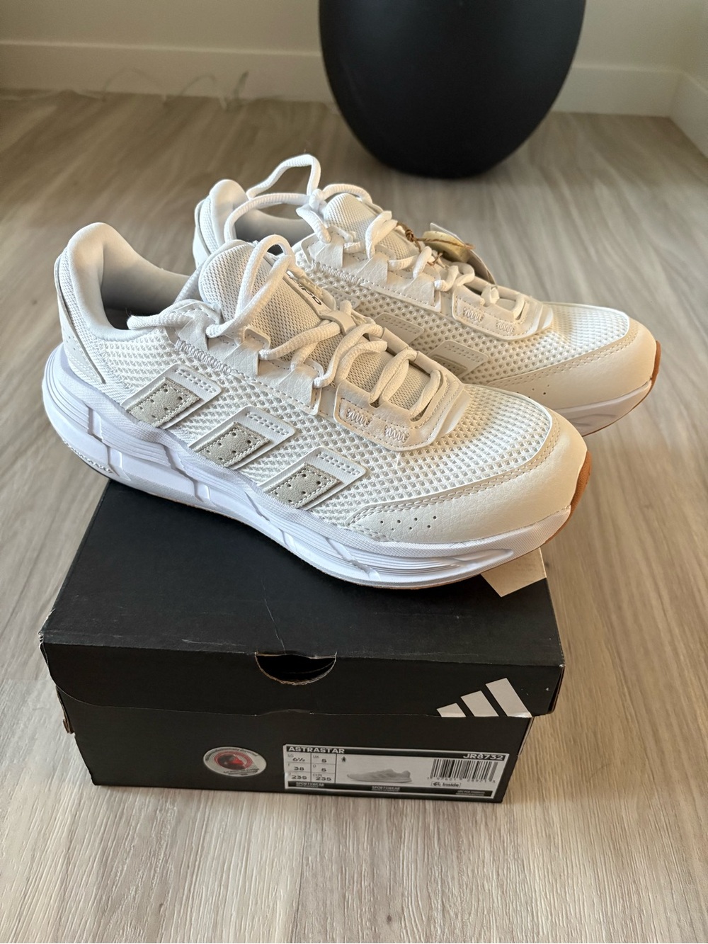 Adidas Women's Astrastar Shoes (6 1/2)